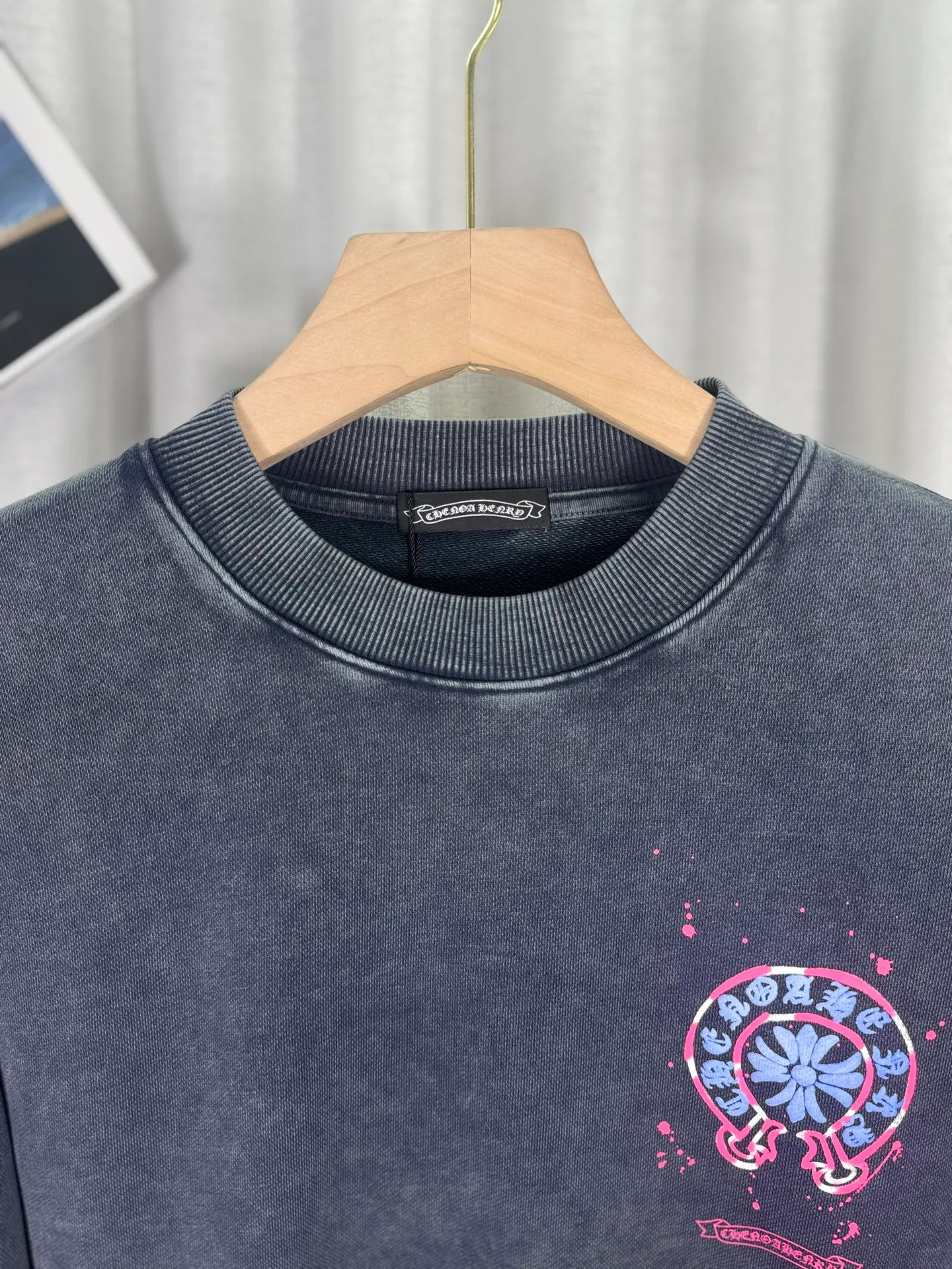 P270 top version, real shot without P, ​​different from market currency) 𝗖𝗵𝗿𝗼𝗺𝗲 𝗛𝗲𝗮𝗿𝘁𝘀/Croxin 2025 3D three-dimensional autumn and winter new original single counter American laser burnt 3D offset printing couple casual sweatshirt 👑The highest version! Customized fabric 430g tripe terry fabric! American pickling and distressing, fried snowflakes, 3D offset printing, best-selling model at the counter, very comfortable to wear. Accessories: original molded and authenticated collar label➕100% silk wash water label. Genuine purchase-grade original hangtag➕matching hanging rope➕3D hanging beads➕original packaging bag. Craftsmanship: The original version has consistent wiring! The highest version of the armhole matching technique! Color: Gray Black Size: S M L XL Style No.: 9317